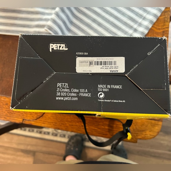 COPY - Alveo vent climbing helmet by petzl. white - Picture 3 of 5